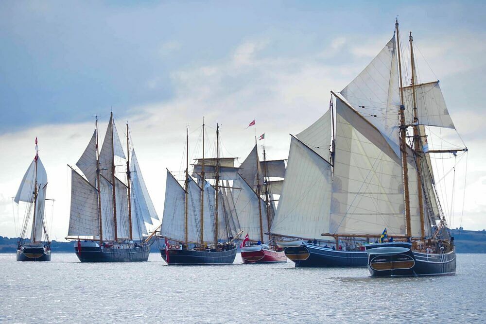 Traditionella segelfartyg på vattnet